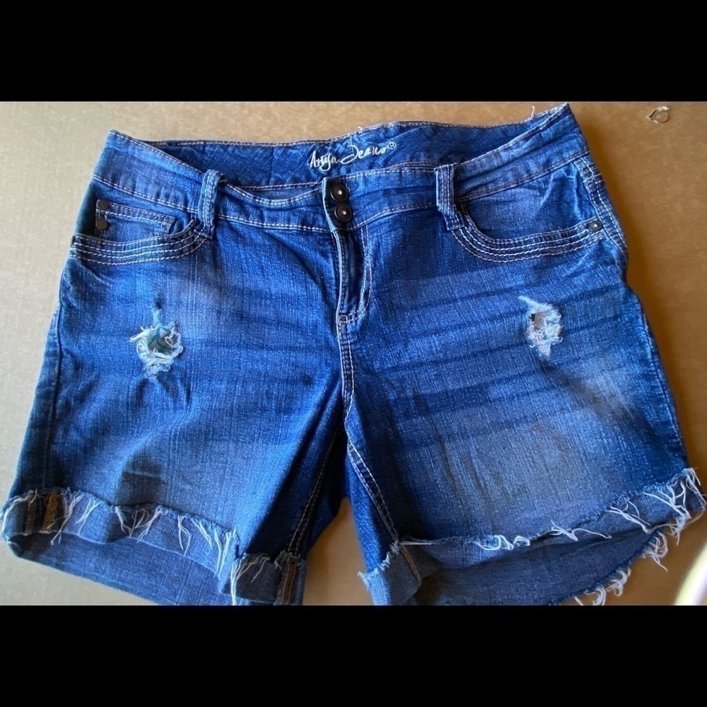 EUC Ariya Jean Shorts. Size 13/14.‎